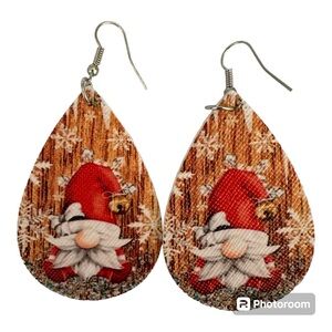 NWOT-🎄Gnome Santa Christmas Faux Leather Teardrop Earrings🎄
